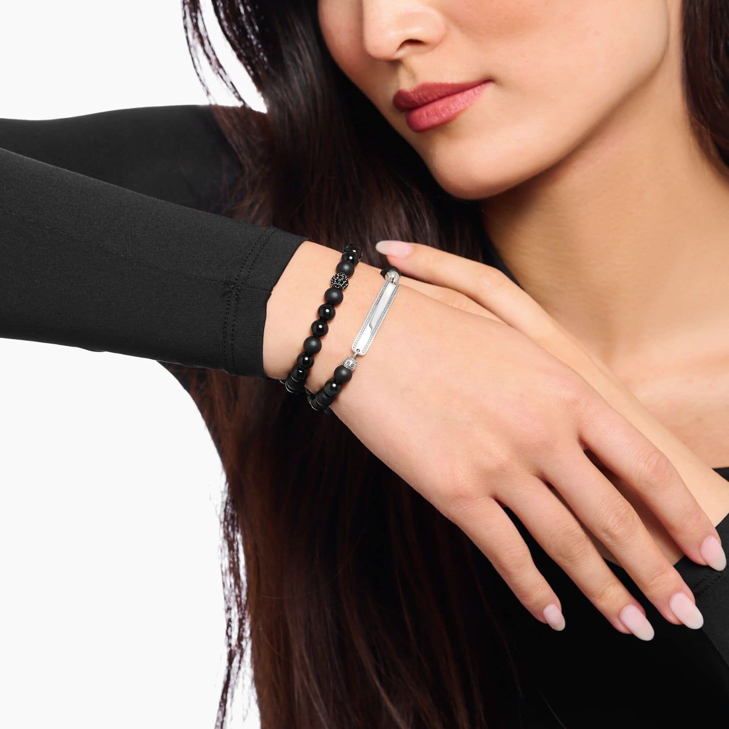 Armband med svarta pärlor på handleden med silverfärgat lås, Thomas Sabo