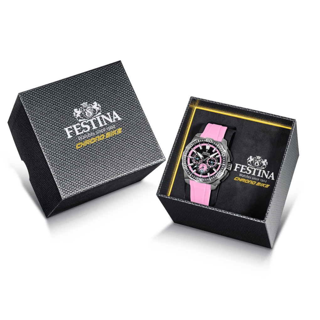 Urtavla med Festina-logotyp och rosafärgad kronografklocka i en öppen kartong.