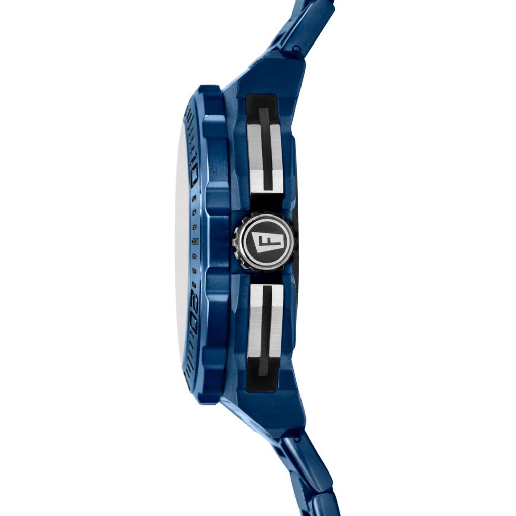 Blått klockfodral i profil med krona och distinkt armband