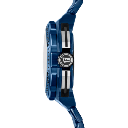 Blått klockfodral i profil med krona och distinkt armband