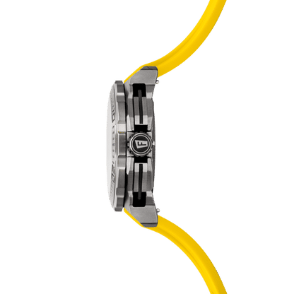 Herrklocka, kronograf, sedd i profil, med gult silikonarmband och sidoknappar