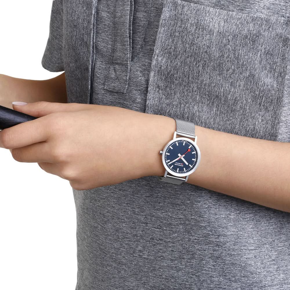 Unisexklocka med blå urtavla och silverfärgat Milanese-armband