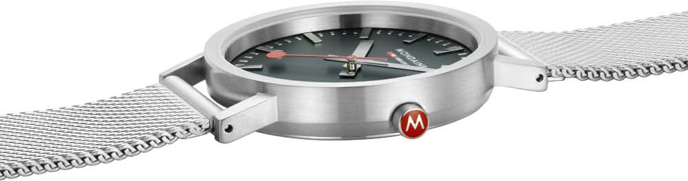 Mondaine unisexklocka uppifrån med mörkgrön urtavla och armband i metallänkar