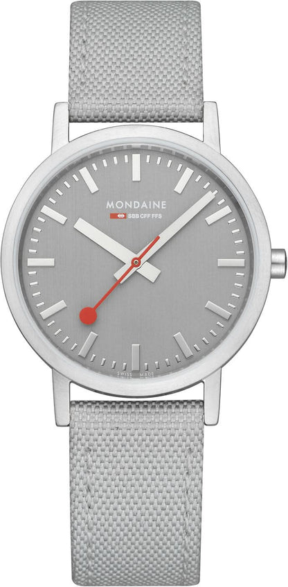 Unisex-armbandsur med grått textilband, silverfärgat hölje och grå urtavla.