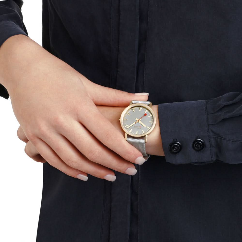 Mondaine Unisex-klocka: grått armband, guldfärgad boett, grå urtavla