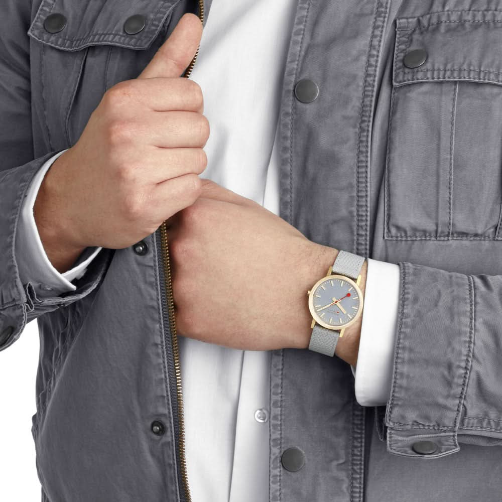 Mondaine Unisex-klocka med grått armband och guldfärgat hölje, grå urtavla