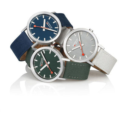 Set med 3 armbandsur med textilarmband och olika urtavlor, silverfärgade boetter