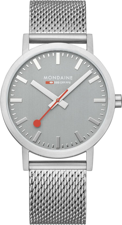 Mondaine herrklocka med silverfärgat mesh-armband och grå urtavla, röd sekundvisare.