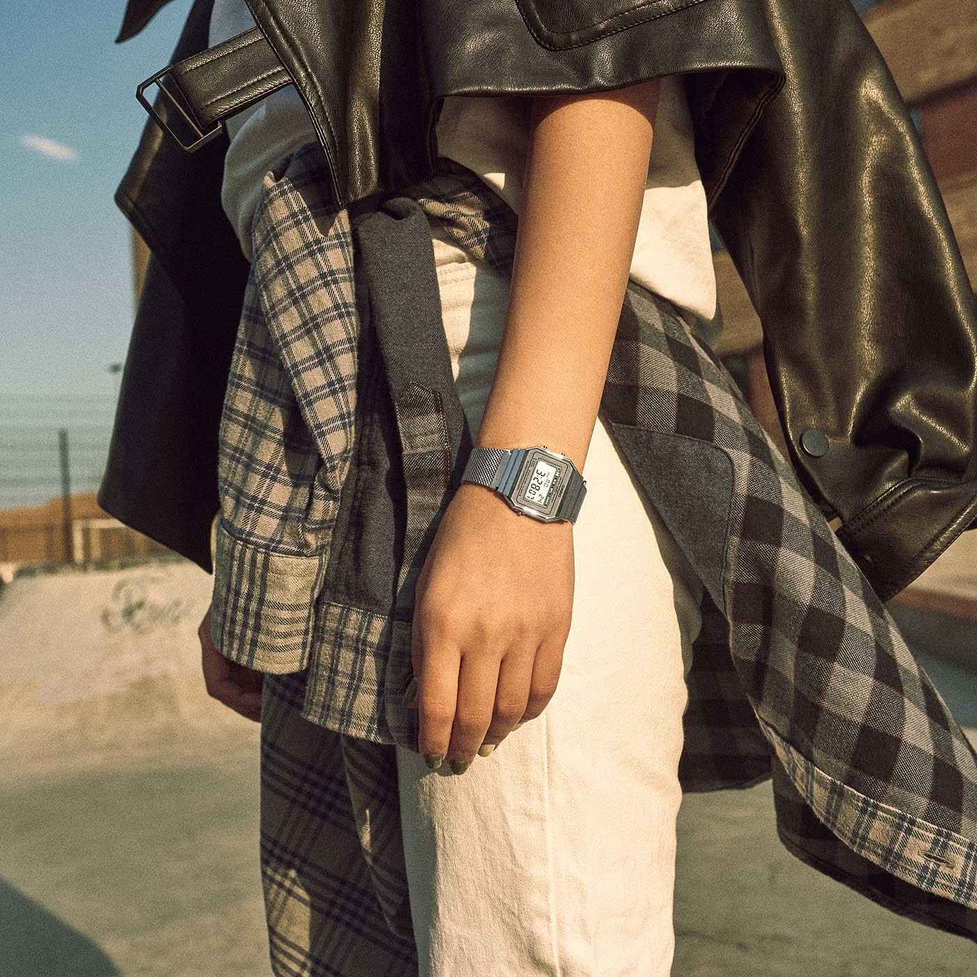 Casio-klocka på handleden med silverfärgat meshband i metall och digital display