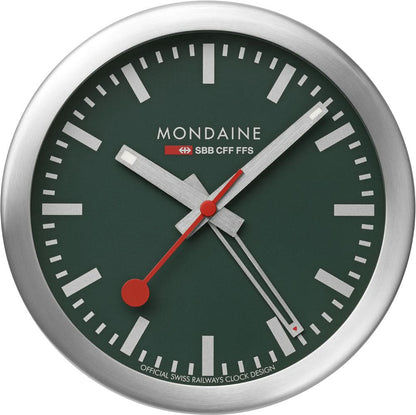 Mondaine magnetklocka med grön urtavla, silverfärgat hölje och röda visare.