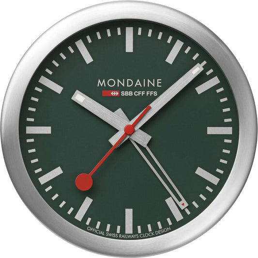 Mondaine magnetklocka med grön urtavla, silverfärgat hölje och röda visare.