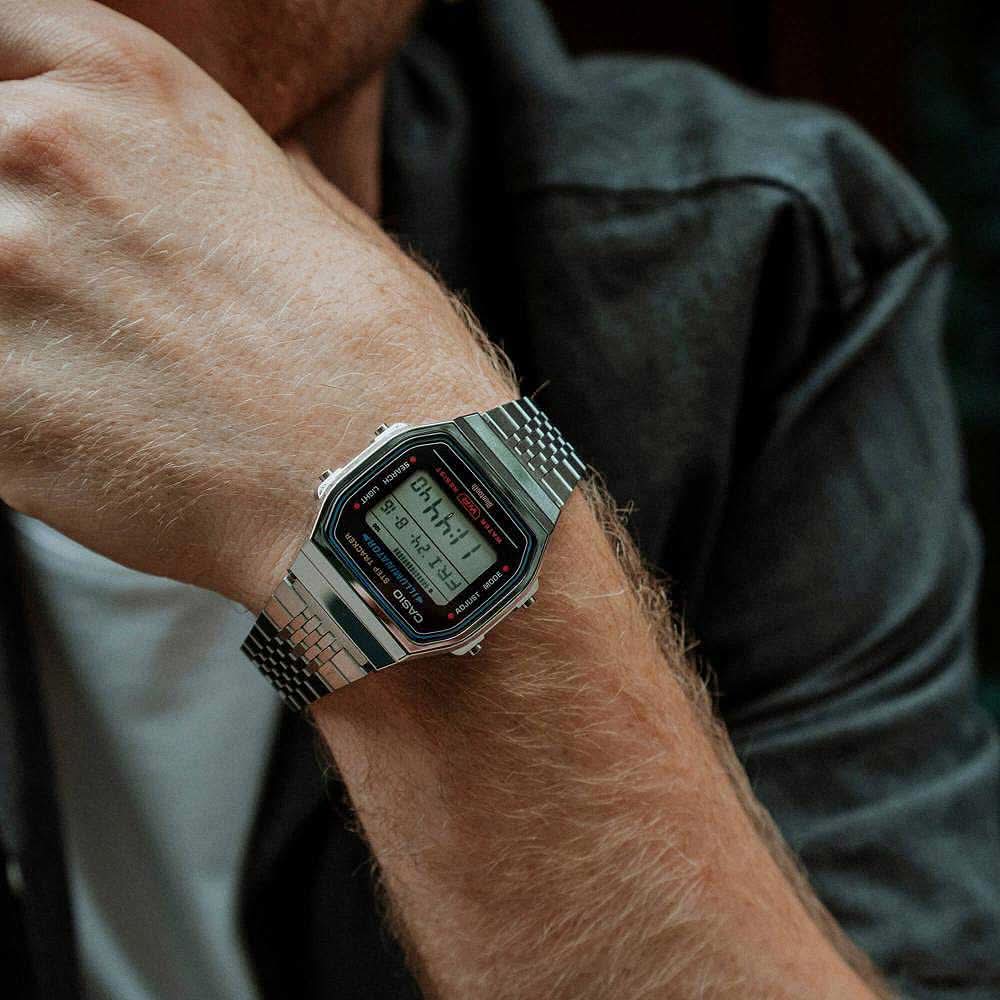 Armbandsur på handleden med metallarmband och digital display