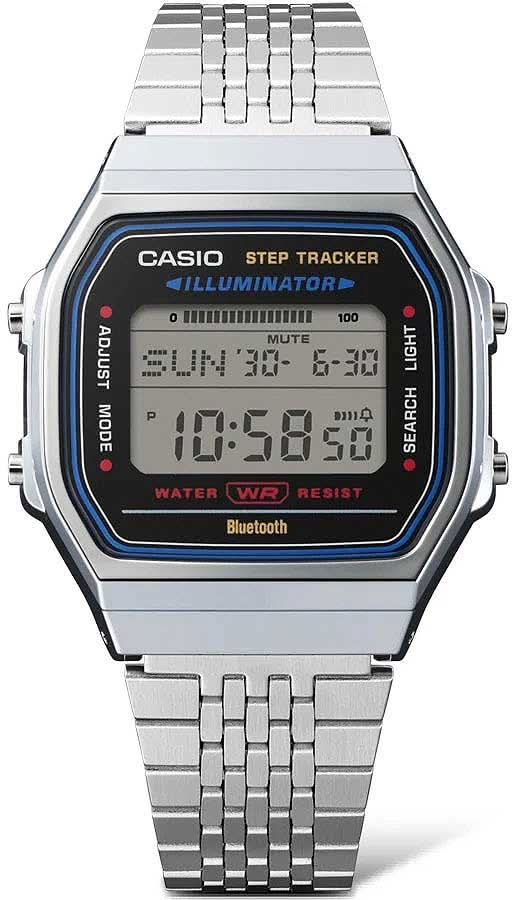 Steg-räknande klocka med silverfärgat metallarmband och blå digital display