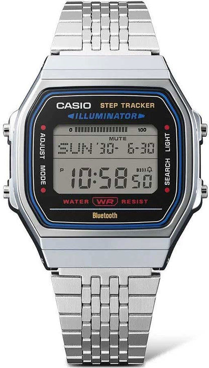 Steg-räknande klocka med silverfärgat metallarmband och blå digital display
