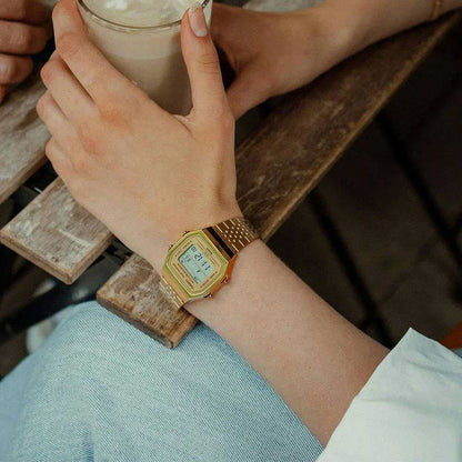 Guldtonad stegräknarklocka för herrar på handleden med LCD-display och metallarmband