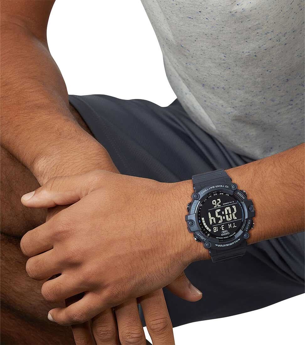 Digital klocka för herrar på handleden med svart armband och stor digital display