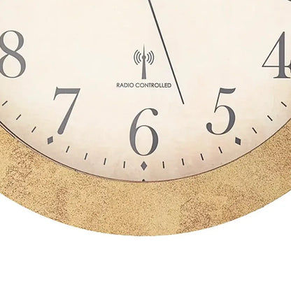 Väggklocka med romerska siffror, beige träutseende och visare; radiostyrd logotyp synlig