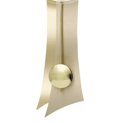 Wanduhr mit geschwungenem Holzgehäuse und rundem Messing-Pendelkörper