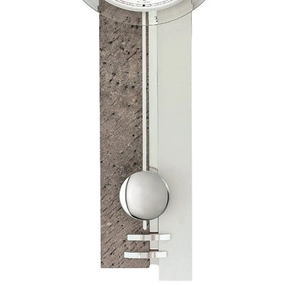 Pendelwanduhr mit rundem silbernem Pendelknopf und grauem Steindesign