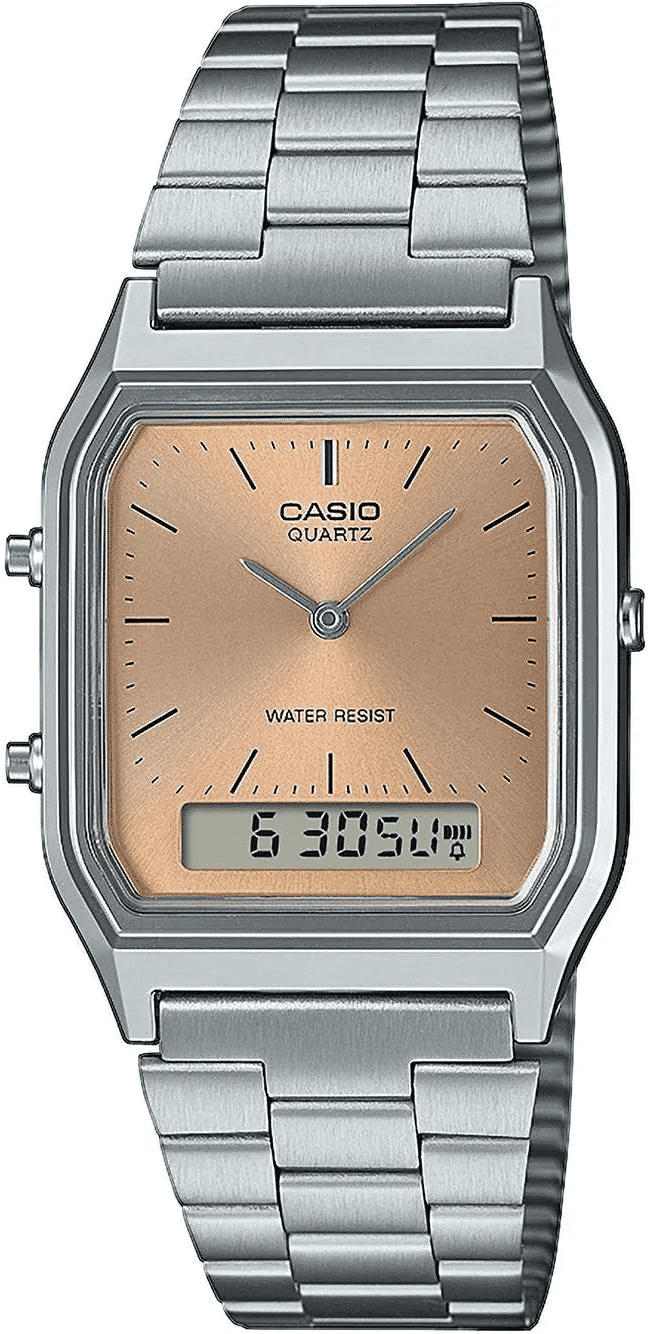 Casio Vintage armbandsur med silverfärgat rostfritt stålband, beige urtavla och digital display nedtill.