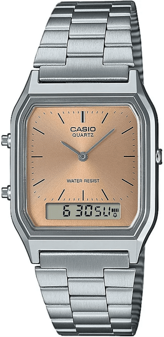 Casio Vintage armbandsur med silverfärgat rostfritt stålband, beige urtavla och digital display nedtill.