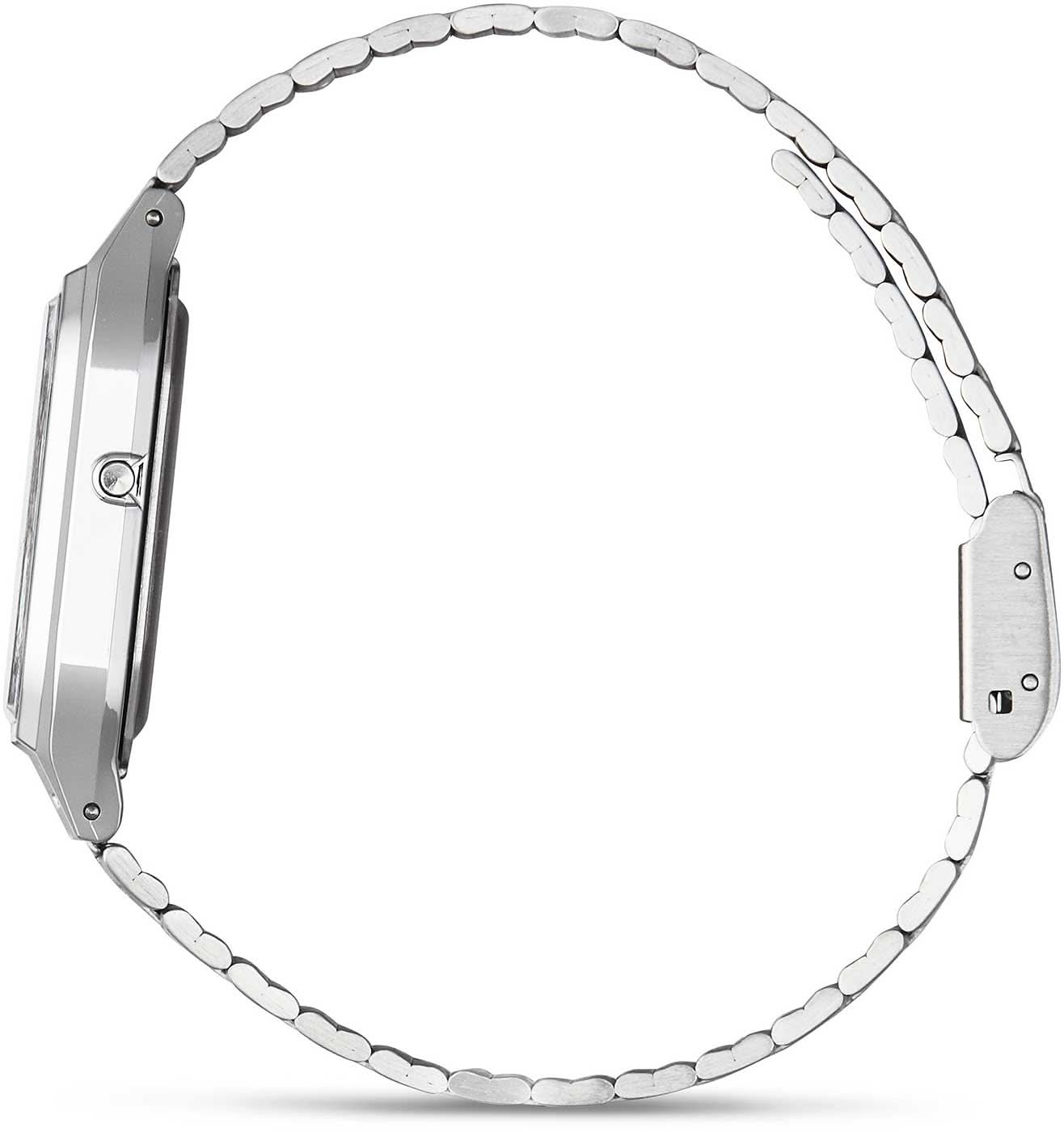 Casio klocka med silverfärgat länkarmband, sidovy med räfflad krona