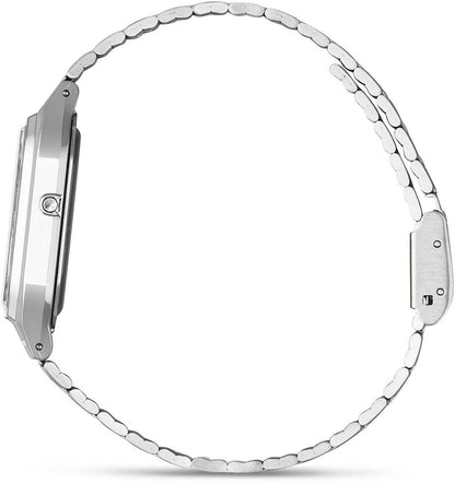 Casio klocka med silverfärgat länkarmband, sidovy med räfflad krona