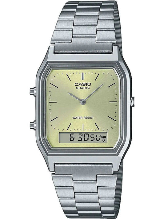 Casio Vintage-klocka med metallarmband, fyrkantigt hölje, ljus urtavla och digital display.
