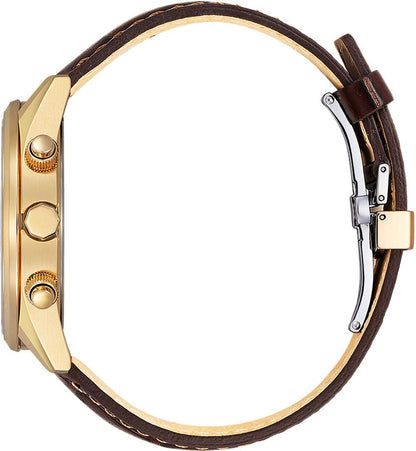 Armbandsur för herrar sedd från sidan: guldfärgad boett med brunt läderarmband och bygellås