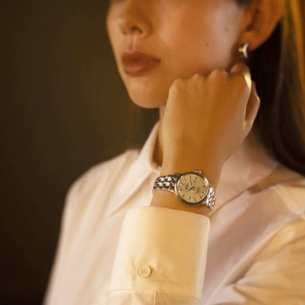 Seiko Presage damklocka på handleden med silverfärgat Milanese-armband och beige urtavla