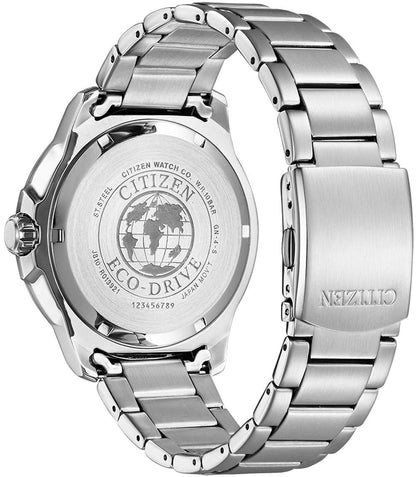 Armbandsur i rostfritt stål, baksida med CITIZEN-logotyp och Eco-Drive-gravyr
