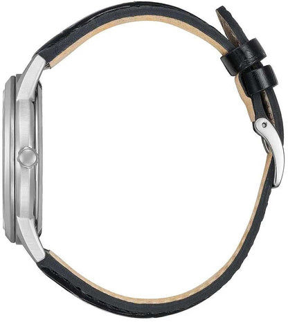 Herrklocka med svart läderarmband och metallspänne, sidovy
