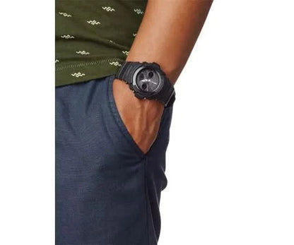 Herrarmbandsur på handleden med svart armband och rund urtavla