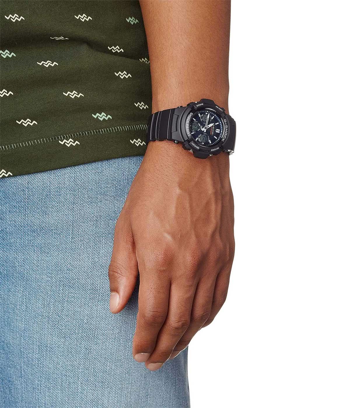 Casio G-Shock herrklocka på handleden, svart band och mörk urtavla