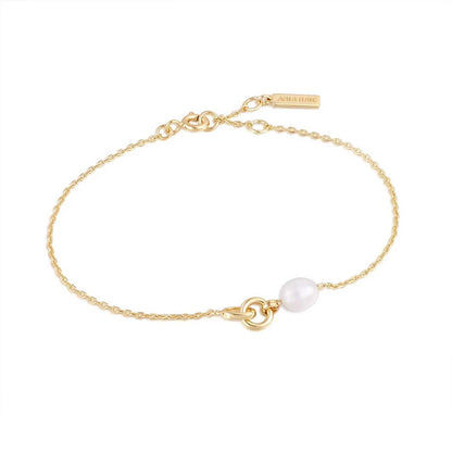 Guldpläterat armband med pärlhänge på en tunn kedja