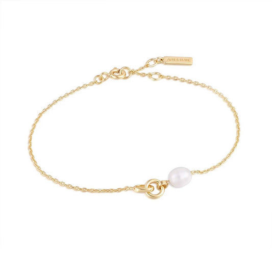 Guldpläterat armband med pärlhänge på en tunn kedja