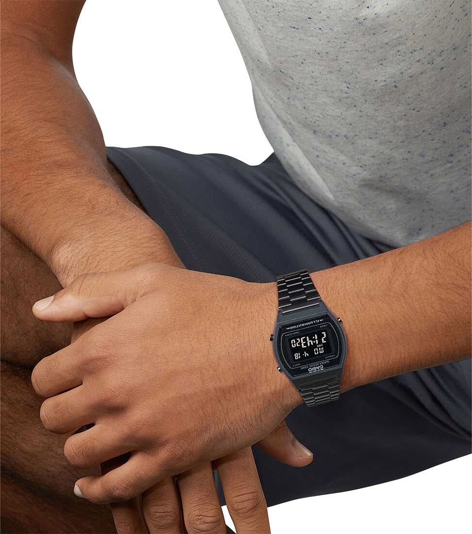 Casio digitalklocka på handleden med svart metallarmband och digital display
