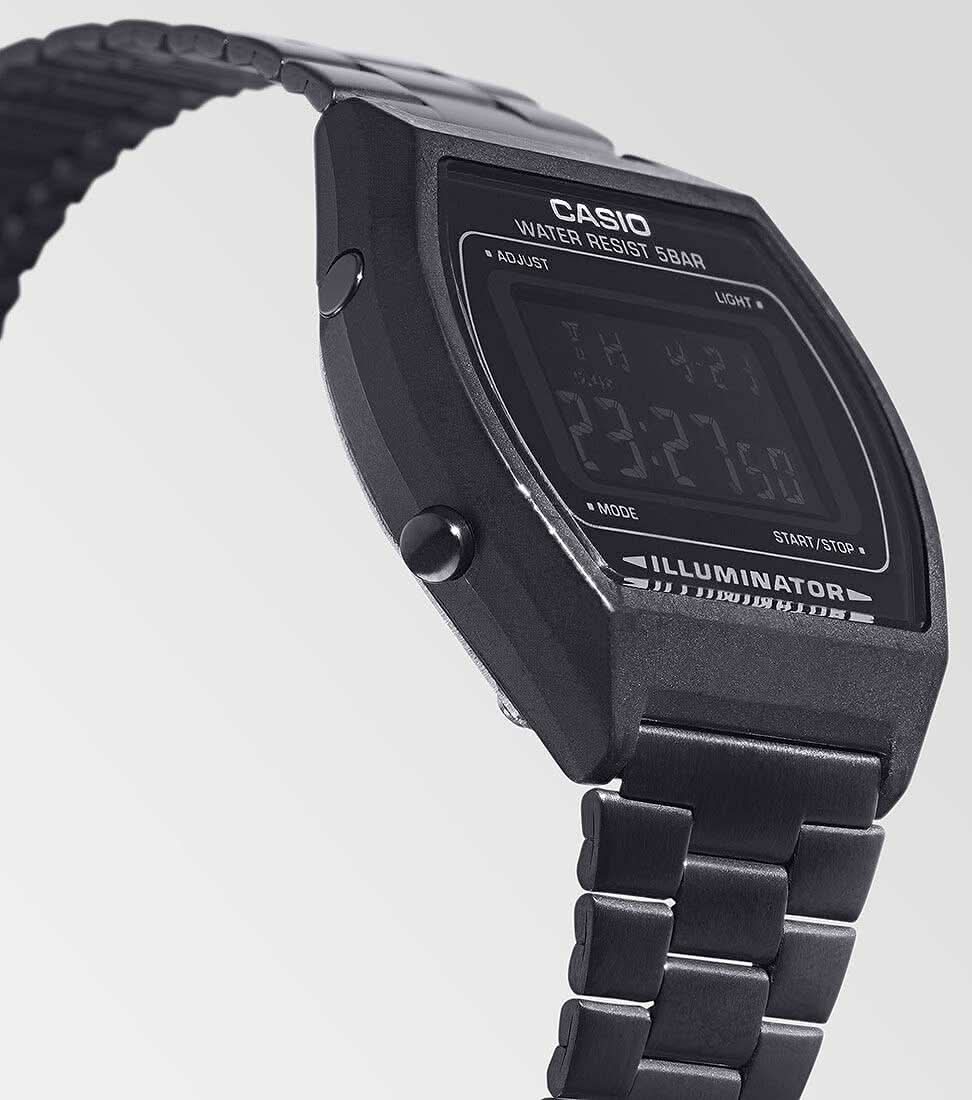 Casio digitalklocka från sidan: boett i svart, knappar, svart metallarmband