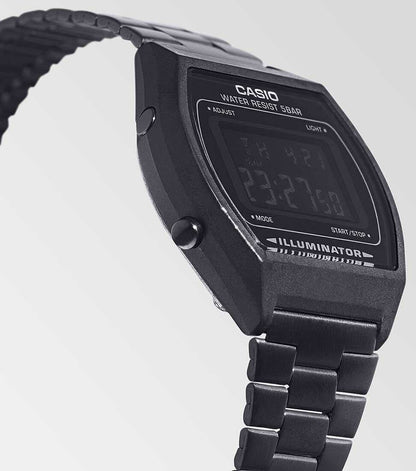 Casio digitalklocka från sidan: boett i svart, knappar, svart metallarmband