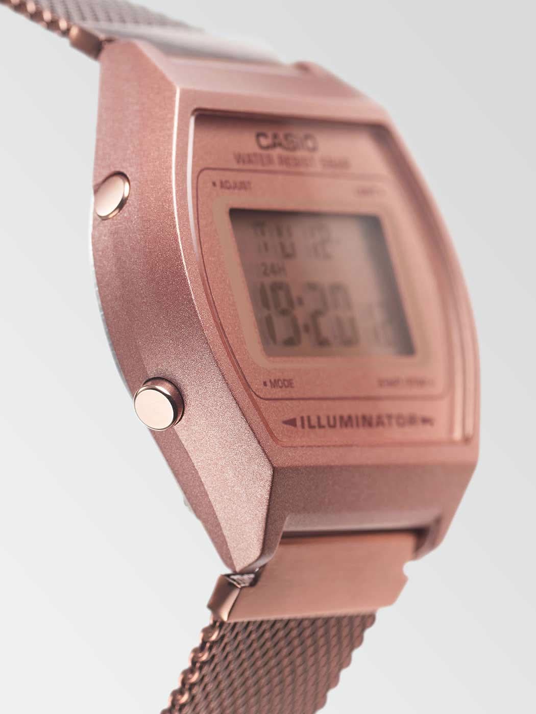 Armbandsur med roséguldigt hölje och LCD-display, sidoknappar.