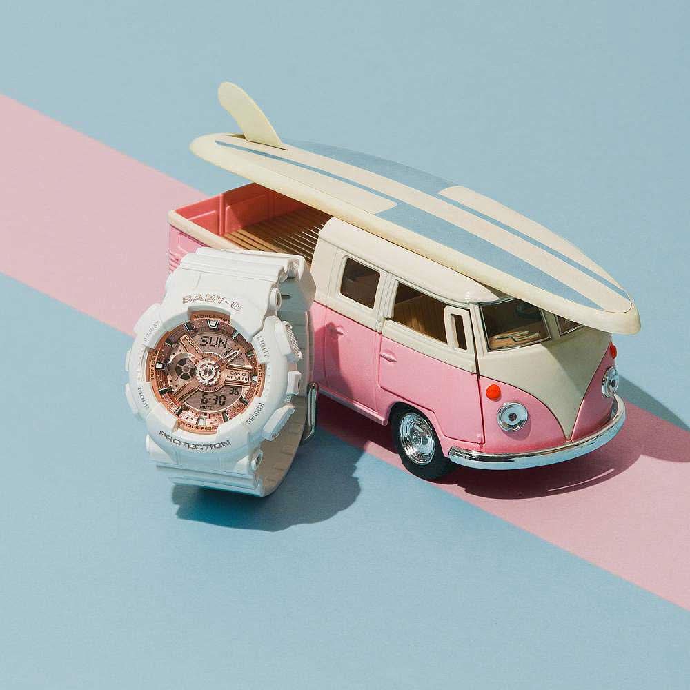 Casio Baby-G damklocka med vitt armband och orange urtavla