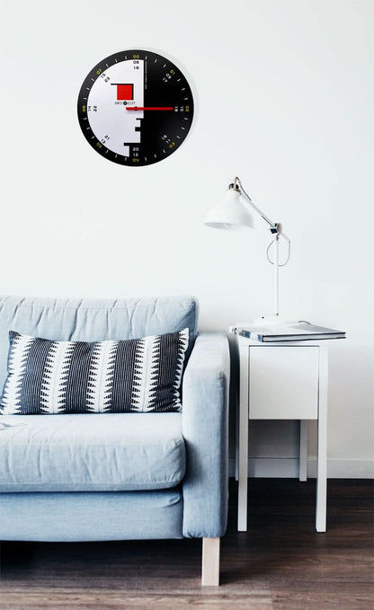 Väggmonterad väggklocka med rund svartvit urtavla, röda visare och gula index