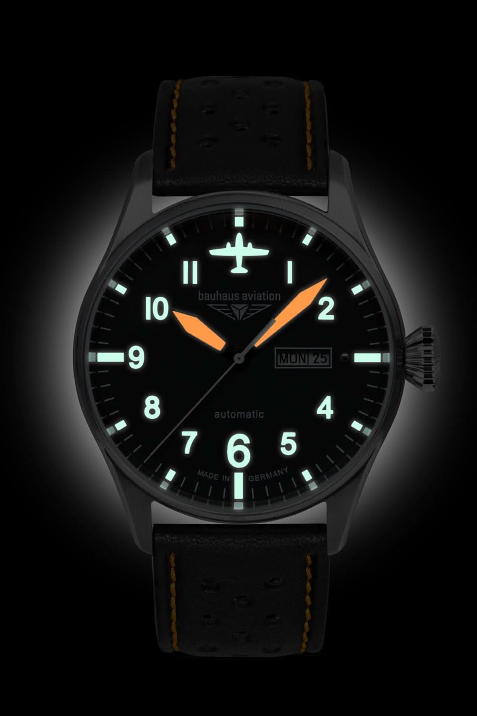 Herrklocka med svart urtavla, orange självlysande markörer och läderarmband