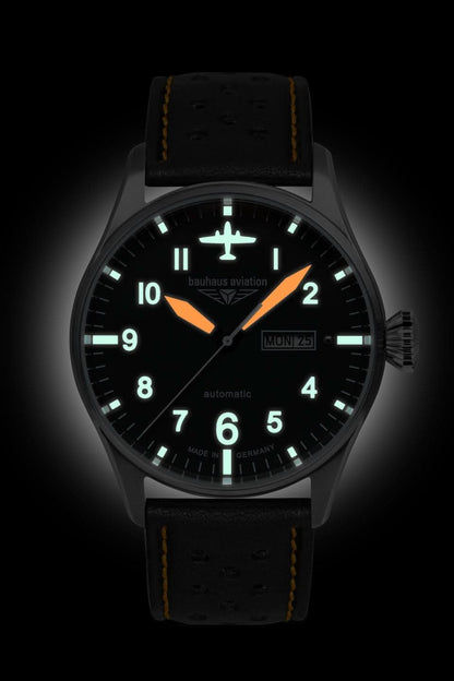 Herrklocka med svart urtavla, orange självlysande markörer och läderarmband