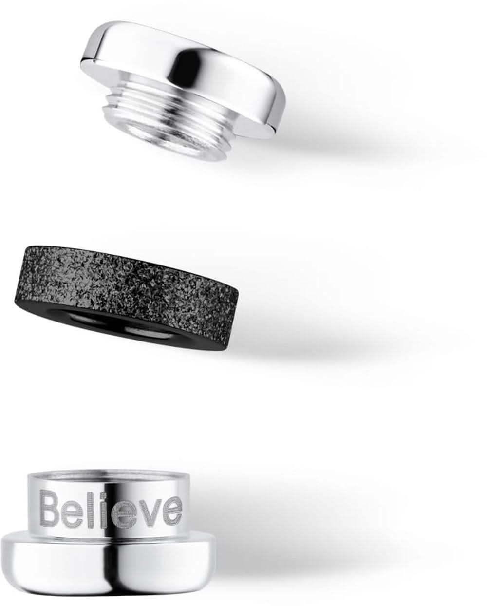 Charm i rostfritt stål med texten "Believe" och en bred svart ytterkant