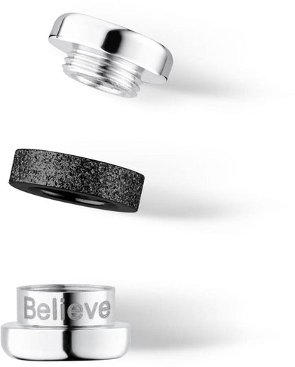 Charm i rostfritt stål med texten "Believe" och en bred svart ytterkant