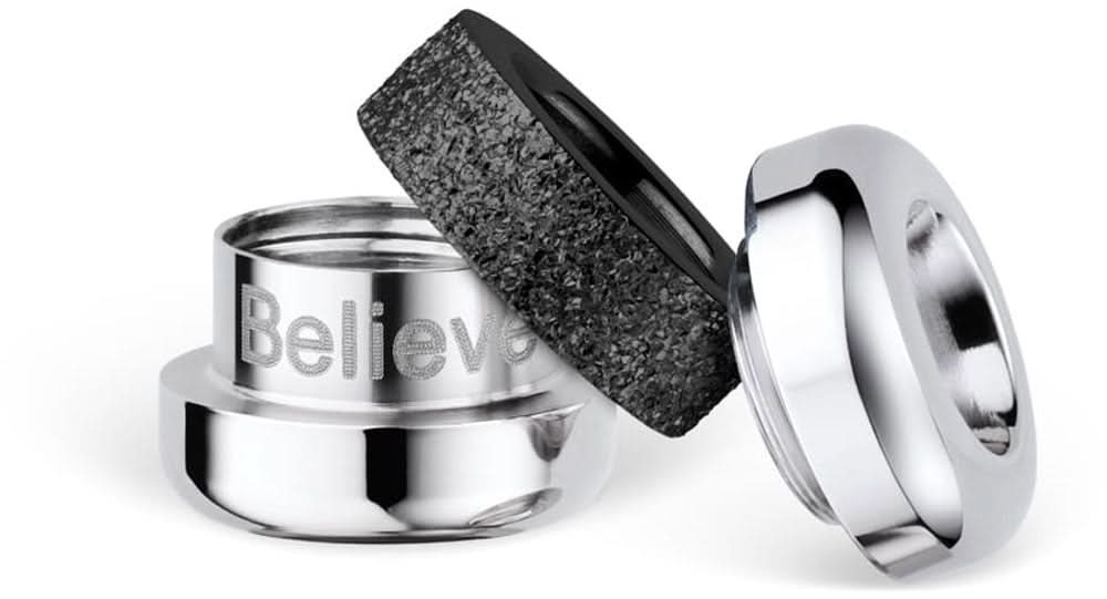 Charm-element i rostfritt stål, infattat i svart, med texten "Believe" på kanten