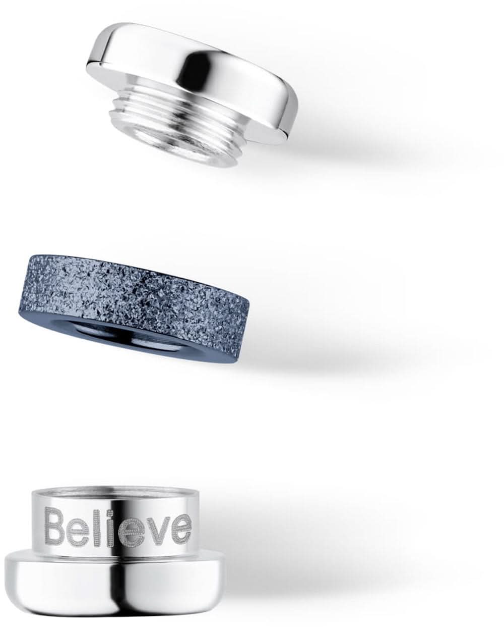 Charm i rostfritt stål med blå ring och Believe-gravyr på kanten