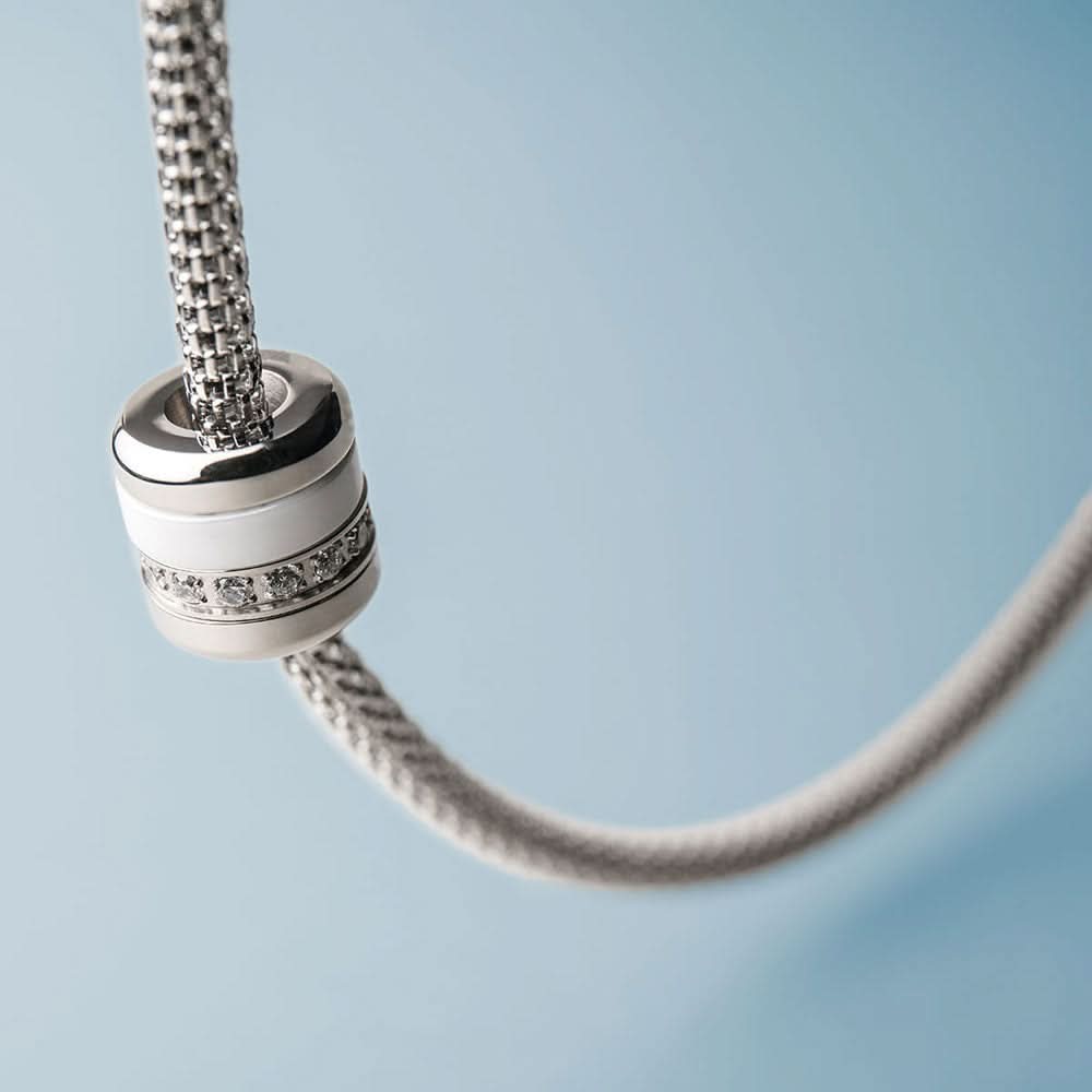 Charm i rostfritt stål med zirkoniaring och kedjelänk, detaljvy