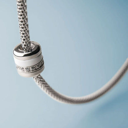 Charm i rostfritt stål med zirkoniaring och kedjelänk, detaljvy